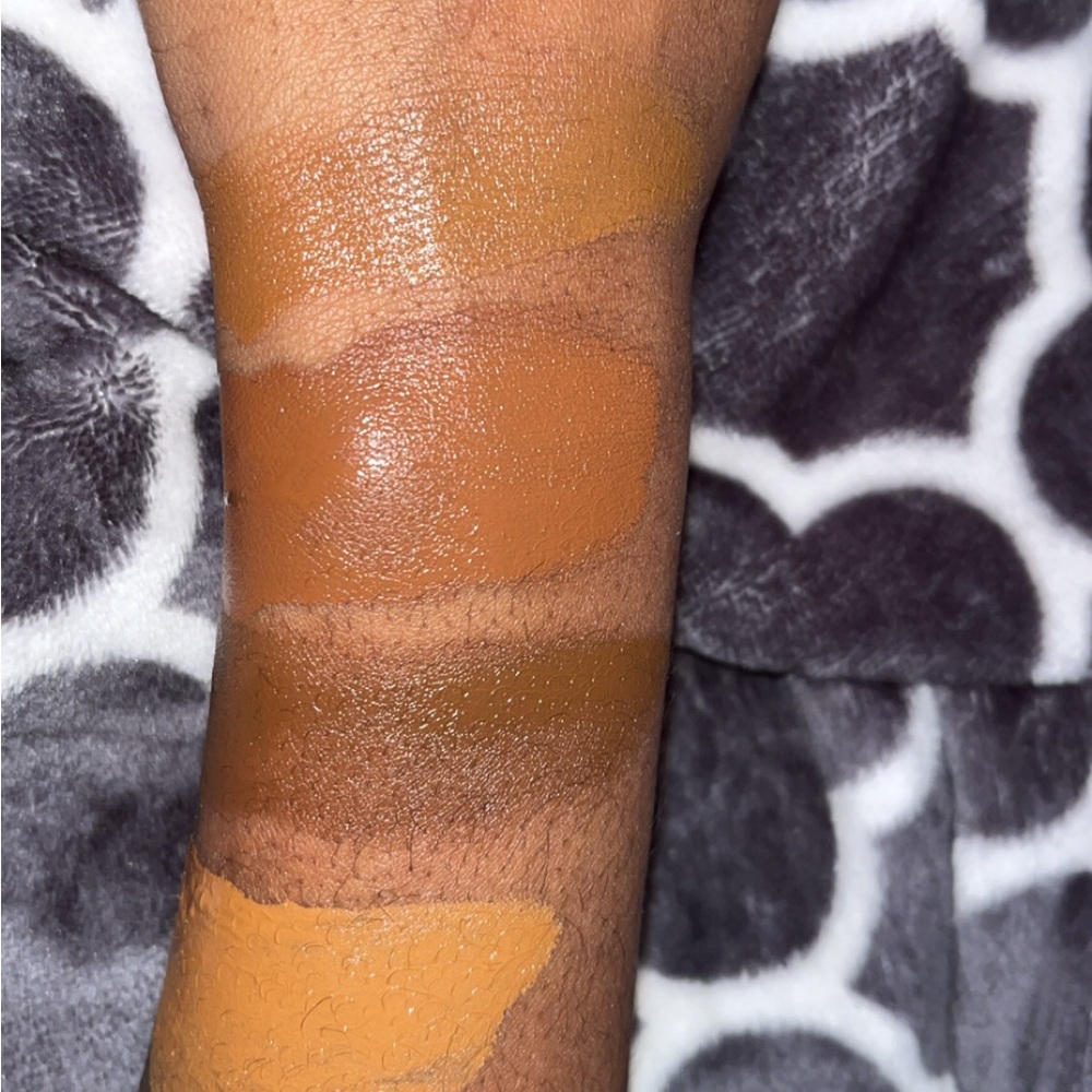 Givenchy Foundation Collection - Cream and Tan Shades - Picture 4 of 4